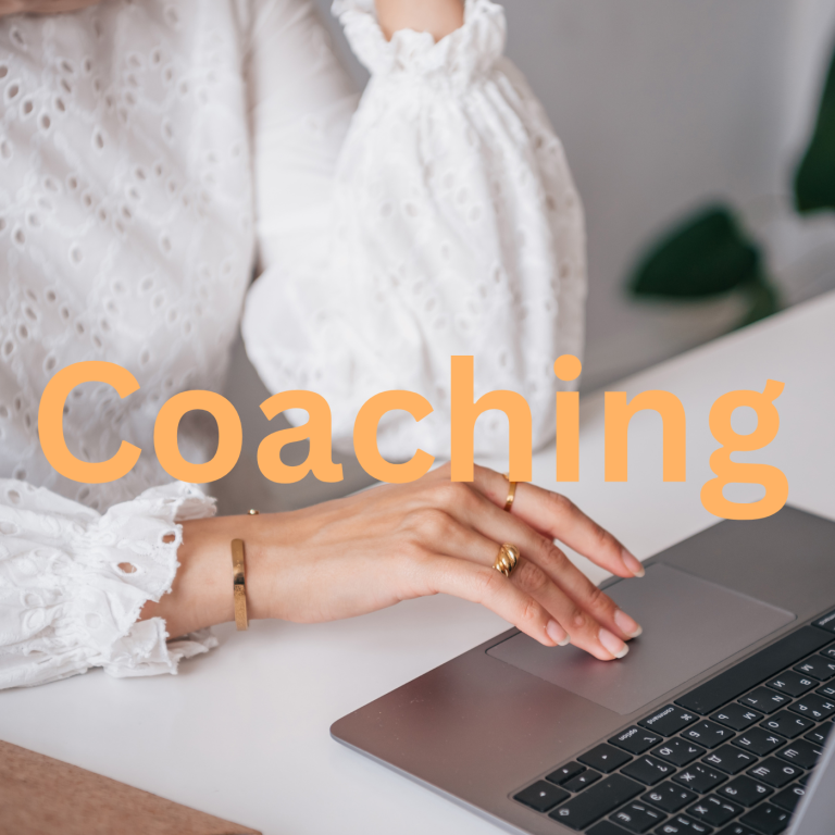 Frau mit Laptop und Aufschrift mit "Coaching"